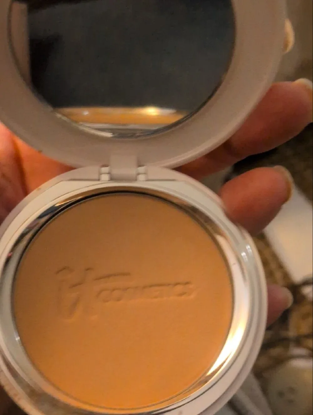 IT Celebration Foundation Compact And Kenzie Retractable Makeup Brush